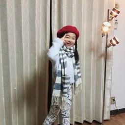 小女孩买成人衣服视频,小女孩意外试穿成人服饰的趣味瞬间