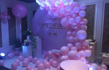 成人仿生人气球视频,成人版空中舞者表演震撼来袭